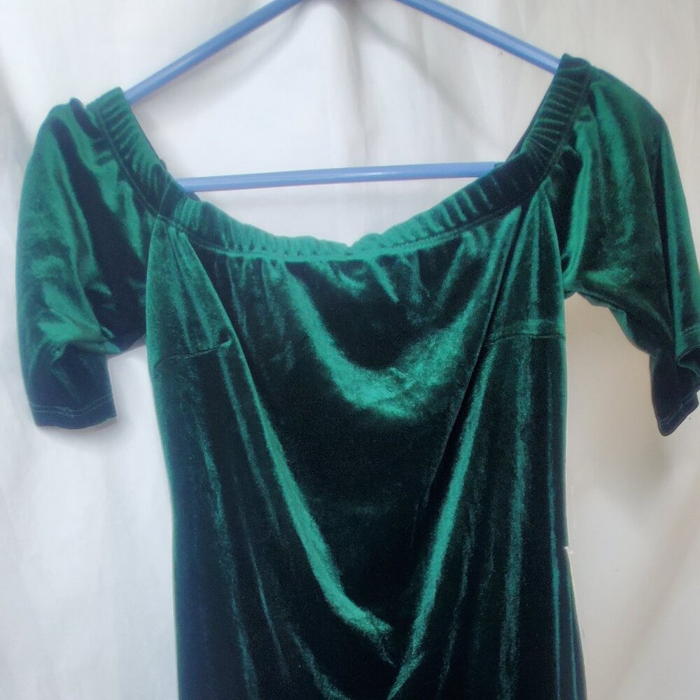 B. Smart Junior’s Green Velvet Off-Shoulder Dress with Lace Detail – Size 9/10